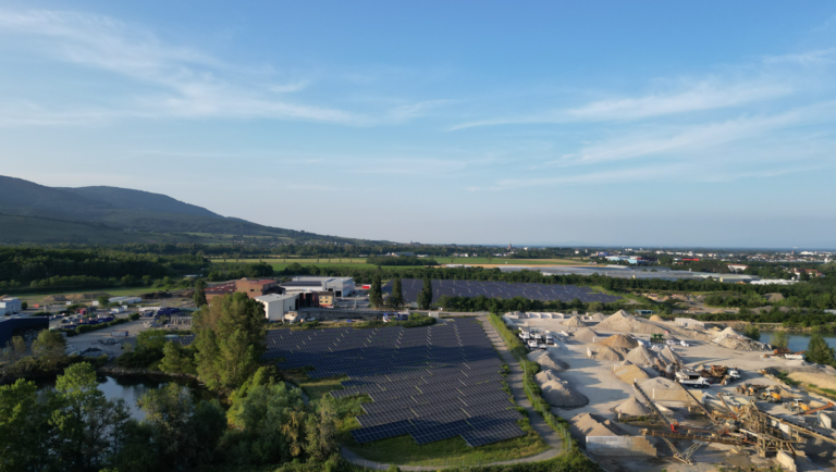 Centrale photovoltaïque face à la plaine d'Alsace